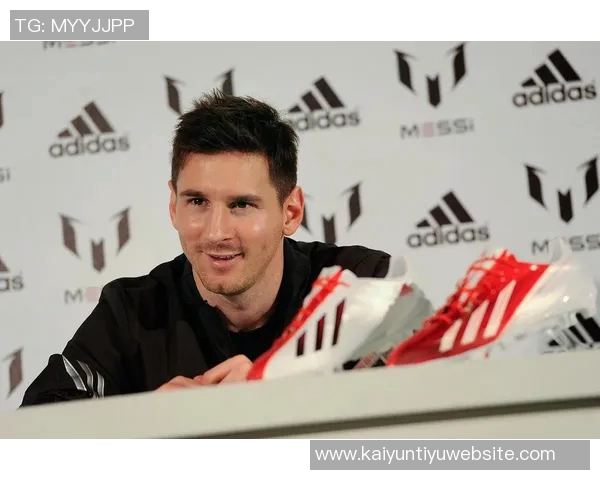 梅西社交媒体分享2026年世界杯用球宣传照引发热议